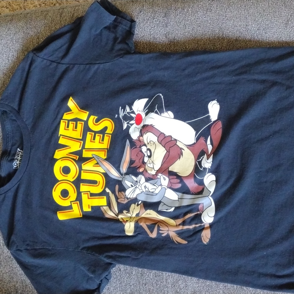 Looney tunes medium black shirt